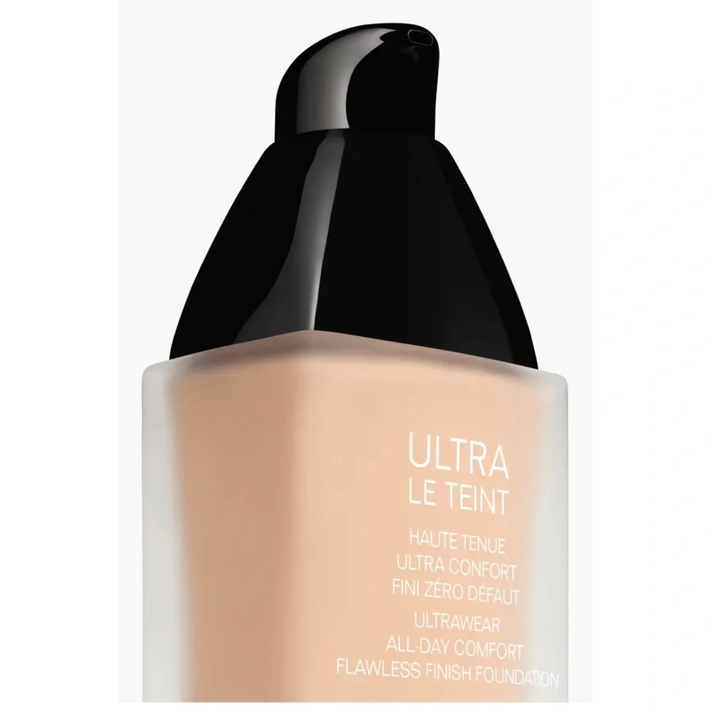 - CHANEL ultra Le taint foundation # BR 22 New